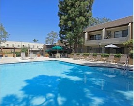 Mesa Pines in Costa Mesa, CA - Foto de edificio - Building Photo