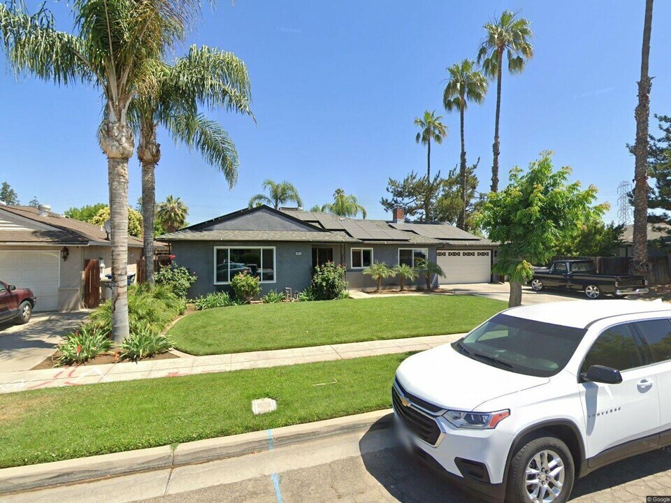 3080 W Gettysburg Ave in Fresno, CA - Building Photo