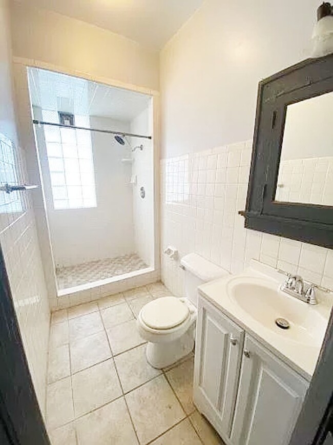 2405 N Frederick Ave in Milwaukee, WI - Building Photo - Building Photo