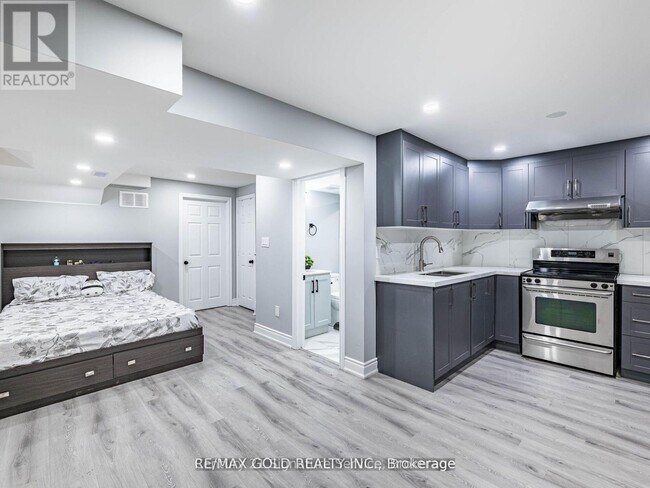 7 Dunlop Ct in Brampton, ON - Building Photo - Building Photo