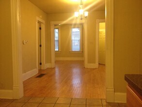 2235 S Robinson Ave, Unit LOWER in Milwaukee, WI - Foto de edificio - Building Photo