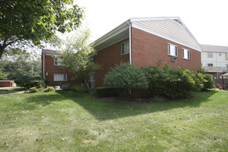 470 Saint Moritz Dr in Glen Ellyn, IL - Building Photo - Building Photo