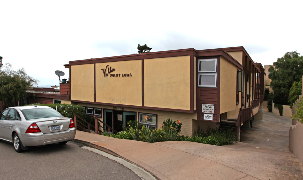 Villa Point Loma in San Diego, CA - Building Photo