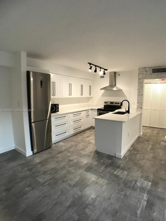 751 N Pine Island Rd in Plantation, FL - Building Photo - Building Photo