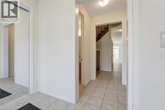 17 Vaughn Dr in Niagara Falls, ON - Building Photo - Building Photo