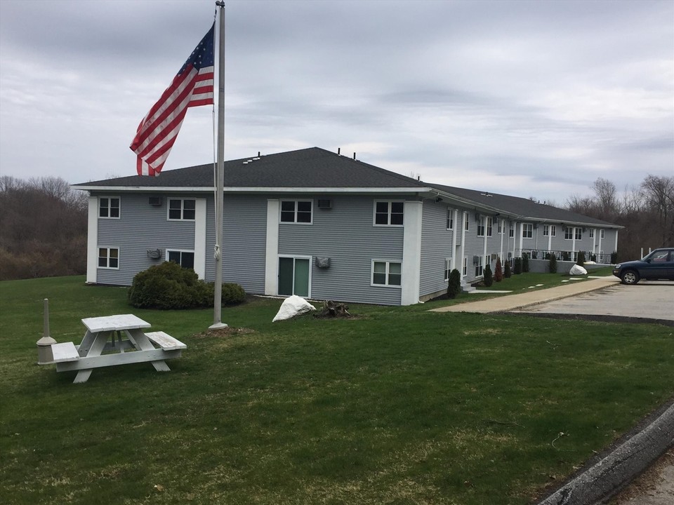 Country Manor Apartments in Pomfret Center, CT - Building Photo