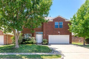 513 Pineview Ln in Fort Worth, TX - Building Photo