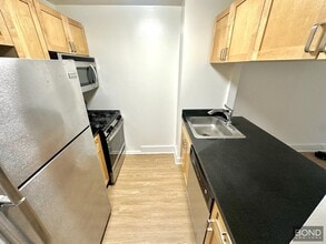 323 W 96th St in New York, NY - Building Photo - Building Photo