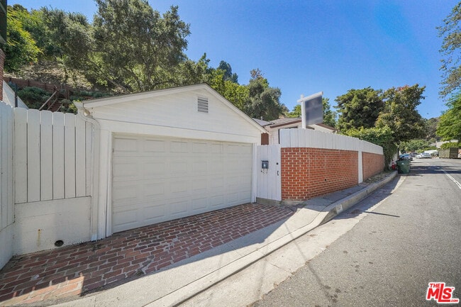 881 N Beverly Glen Blvd in Los Angeles, CA - Building Photo - Building Photo