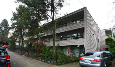 Lewison Place Apartments in Seattle, WA - Building Photo - Building Photo