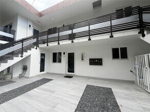 1629 SW 3rd St, Unit 5 in Miami, FL - Building Photo - Building Photo