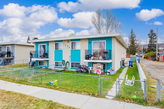 7923D Bowness Rd NW in Calgary, AB - Building Photo - Building Photo