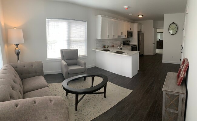 68 Park Ave, Unit 1H in Bay Shore, NY - Building Photo - Building Photo