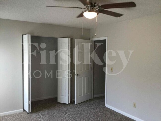 1040 Redan Trce in Stone Mountain, GA - Foto de edificio - Building Photo