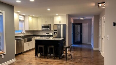 201 Juniper Dr in South Burlington, VT - Building Photo - Building Photo