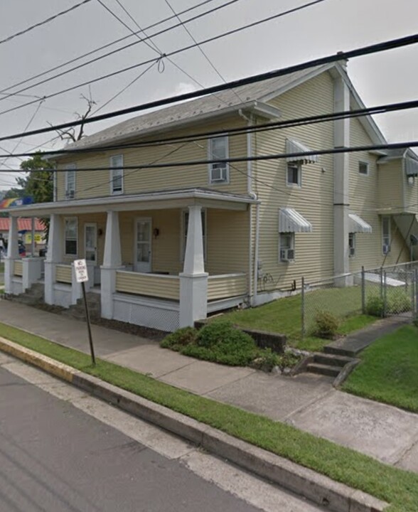 326 W 3rd St in Nescopeck, PA - Building Photo