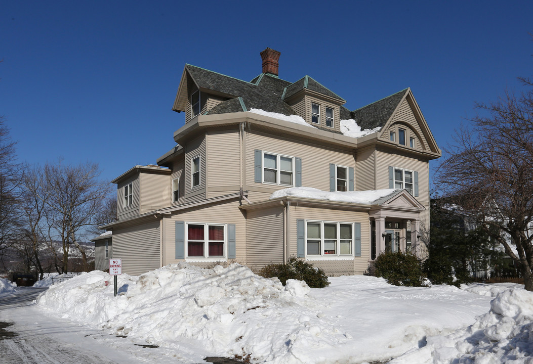 710 Broad St in Meriden, CT - Building Photo