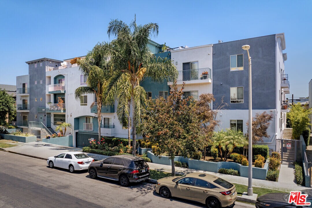 5232 Satsuma Ave in Los Angeles, CA - Building Photo