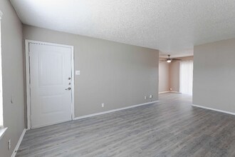 531 Bedford Rd in Bedford, TX - Foto de edificio - Building Photo