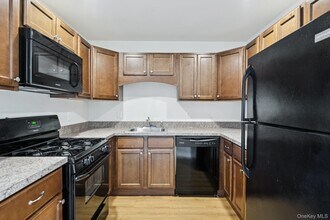 37 Weatherby Ln in Central Islip, NY - Building Photo - Building Photo