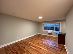 696 Elm Pl, Unit 307 in Highland Park, IL - Building Photo - Building Photo