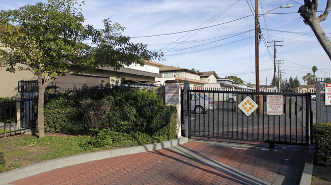 Helena Gardens (por) in Montclair, CA - Building Photo - Building Photo