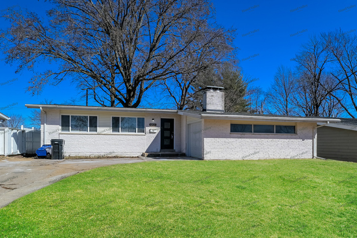 10421 St Ann Ln in St. Ann, MO - Building Photo