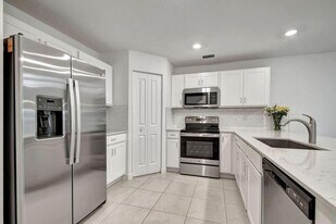 6851 Broadwater Ln in Greenacres, FL - Building Photo