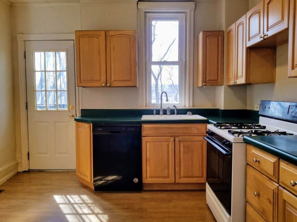 358 Lawn St in Pittsburgh, PA - Building Photo