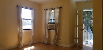 1033 E Glenoaks Blvd, Unit 1/2 Apartamentos