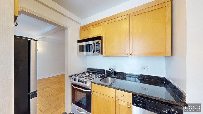 95 Christopher St in New York, NY - Building Photo - Building Photo