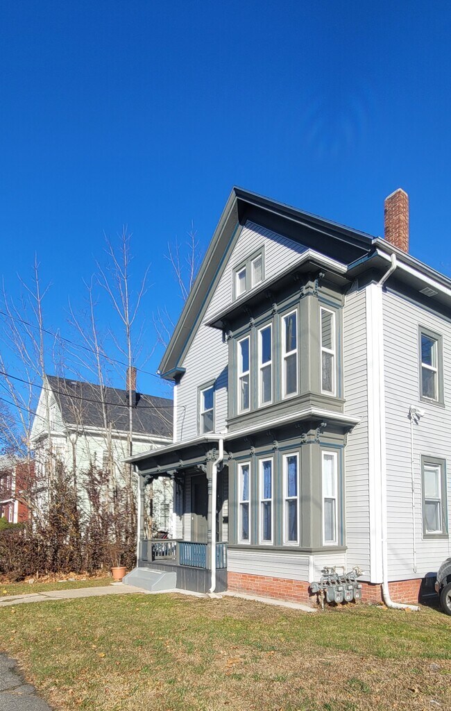 28 Elm Ave in Brockton, MA - Foto de edificio - Building Photo