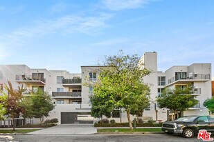 5229 Willowcrest Ave in Los Angeles, CA - Building Photo