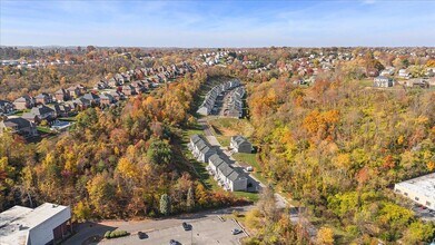 400 Plaza Dr in Pleasant Hills, PA - Foto de edificio - Building Photo