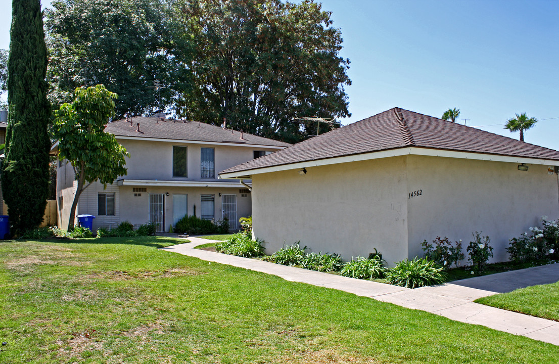 14562 Del Amo Ave in Tustin, CA - Building Photo