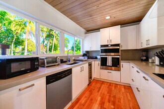 6735 SW 52nd St in Miami, FL - Building Photo - Building Photo