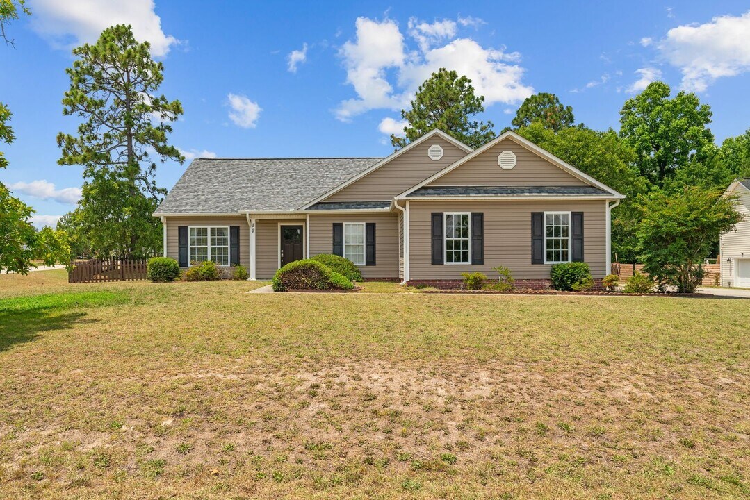 11 Sawtooth Oak Cir in Bunnlevel, NC - Building Photo