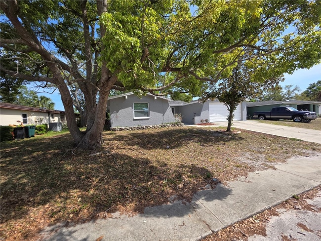 7740 Sagebrush Dr in Port Richey, FL - Foto de edificio - Building Photo