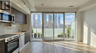 28 Wellesley St E in Toronto, ON - Building Photo