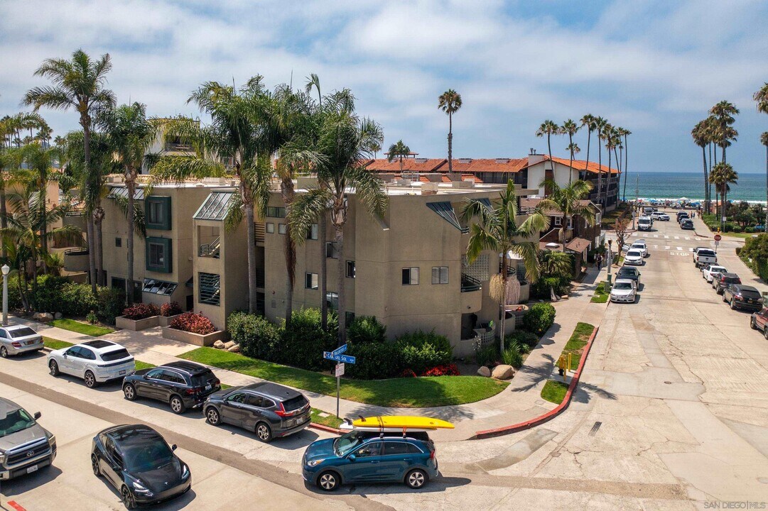 8132 Camino del Sol in San Diego, CA - Building Photo