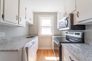 377 Shrewsbury St in Worcester, MA - Building Photo