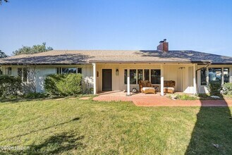 724 N Refugio Rd, Unit 201 in Santa Ynez, CA - Foto de edificio - Building Photo