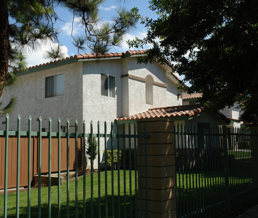 245 S Vicentia Ave in Corona, CA - Building Photo