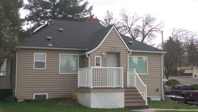 1140 NE Lake St, Unit House in Pullman, WA - Foto de edificio - Building Photo