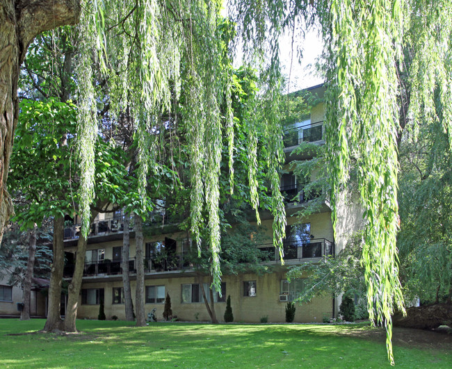 Beach Park Suites in Toronto, ON - Building Photo - Building Photo