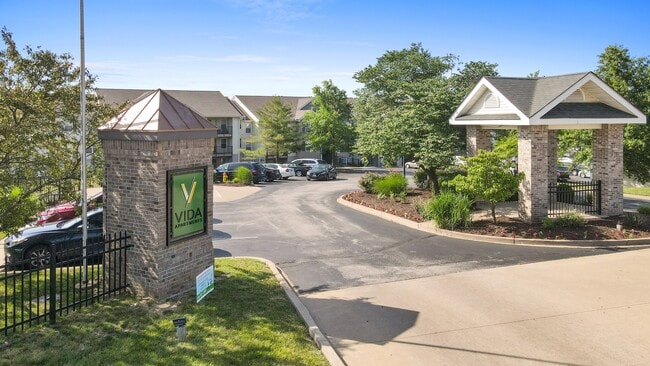 Vida Apartments in St. Charles, MO - Foto de edificio - Building Photo