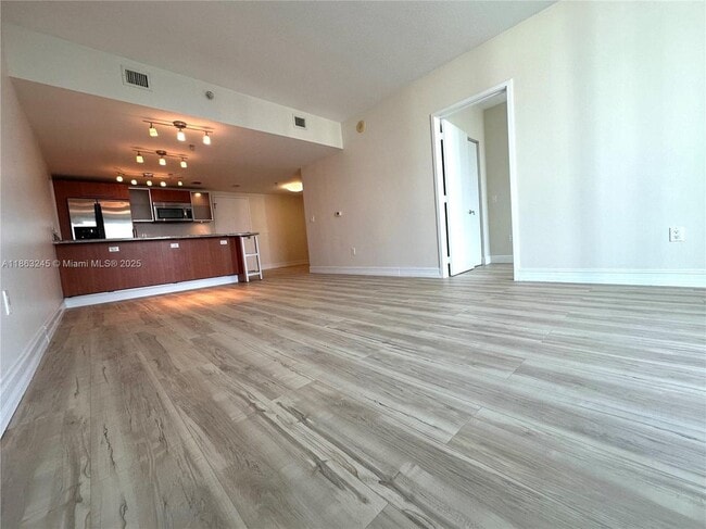 185 SW 7th St in Miami, FL - Building Photo - Building Photo