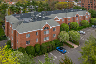 33 W Putnam Ave in Greenwich, CT - Foto de edificio - Building Photo