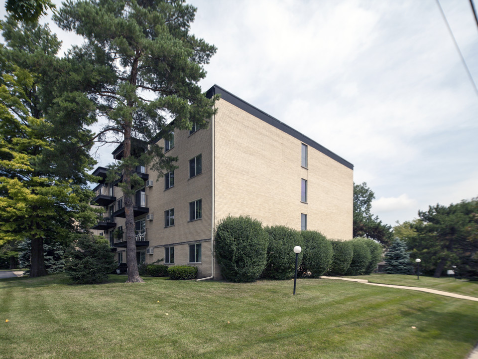 315 SALEM LLC in Arlington Heights, IL - Building Photo