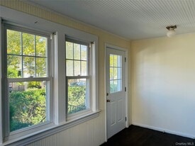 38 Totten Pl in Babylon, NY - Building Photo